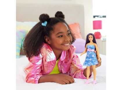 Barbie Modelka - modré šaty s motýlky