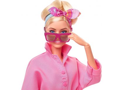Barbie v růžovém kalhotovém filmovém overalu