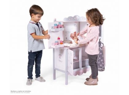 DeCuevas 54835 Dřevěná šatní skříň pro panenky s hracím centrem a doplňky SKY 2019