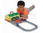 FISHER PRICE R9113 Mašinka Tomáš Take-n-Play Tidmouthské depo s točnou 2