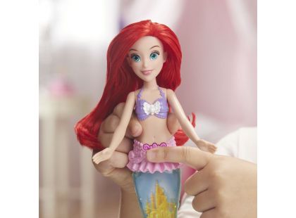 Hasbro Disney Princess panenka svítící Ariel do vody