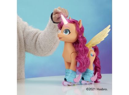 Hasbro My Little Pony figurka Sunny zpívá a bruslí
