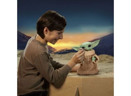 Hasbro Star Wars Interaktivní figurka Mandalorian - Galactic Snackin' Grogu