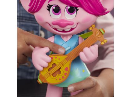Hasbro Trolls zpívající figurka Poppy s rockovým příslušenstvím