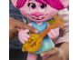 Hasbro Trolls zpívající figurka Poppy s rockovým příslušenstvím 3