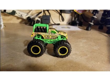 Hot Wheels Monster trucks kaskadérské kousky Operation Stomp
