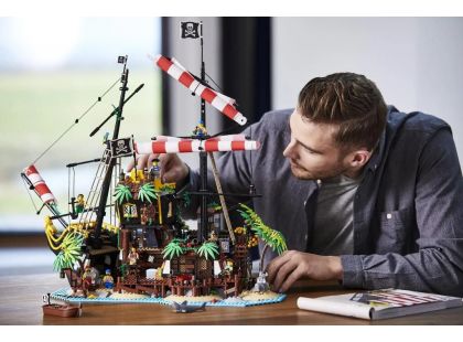 LEGO Ideas 21322 Pirates of Barracuda Bay