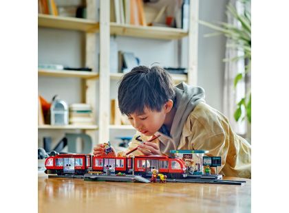 LEGO® City 60423 Tramvaj a zastávka v centru města