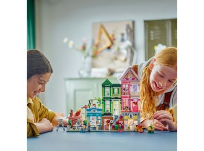 LEGO® Friends 42670 Apartmány a obchody v městečku Heartlake