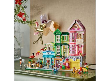 LEGO® Friends 42670 Apartmány a obchody v městečku Heartlake