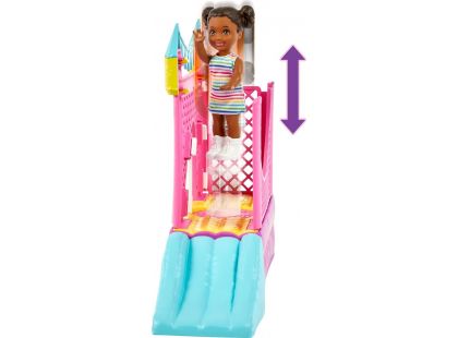Mattel Barbie Chůva se skákacím hradem Skipper