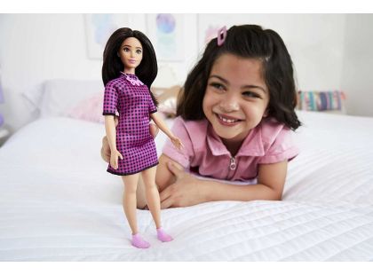 Mattel Barbie modelka kostkované šaty