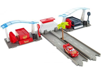 Mattel Cars 3 filmový herní set Florida speedway pit stop