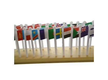 Montessori Svět - mapa s vlajkami na stojánku