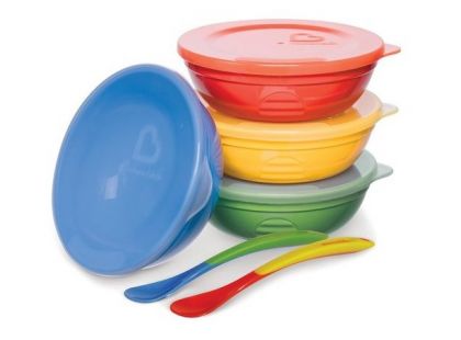 Munchkin Set barevných misek s víčky a lžičkami Munchkin Set barevných misek s víčky a lžičkami