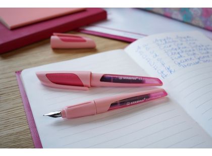 Plnicí pero s hrotem M STABILO EASYbuddy Pastel růžová 1 ks vč. bombičky s modrým zmizíkovatelným inkoustem