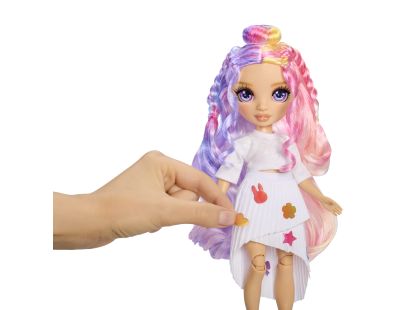 Rainbow High Air Brush panenka - fialové oči