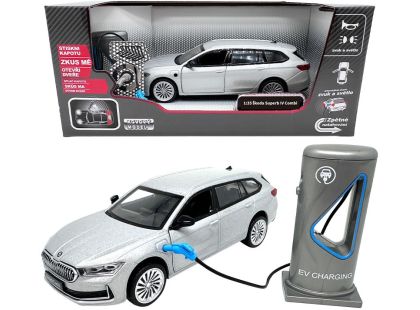 Sparkys 1:35 Škoda Superb IV Combi Stříbrně šedá + nabíjecí stanice