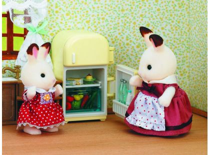 Sylvanian Families Nábytek chocolate králíků - mamka u ledničky