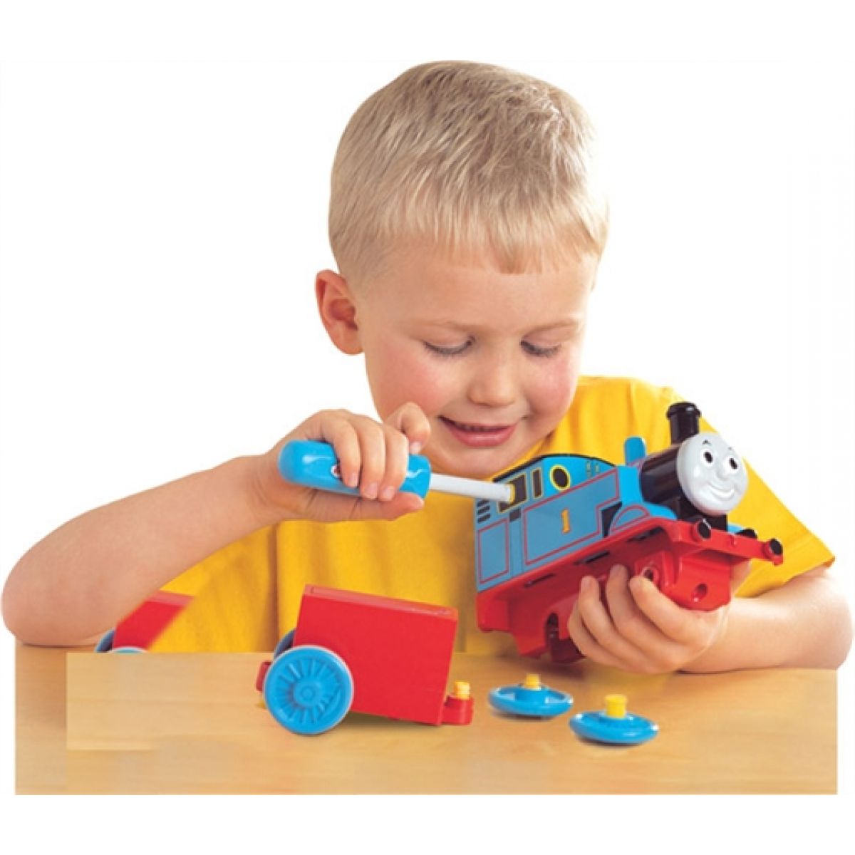 Разбор детей. Игрушки для мальчиков. Ребенок разбирает игрушку. Дети чинят игрушки. Разбирающаяся машинка игрушка.