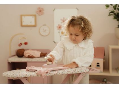 Žehlicí prkno s žehličkou