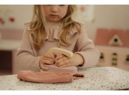 Žehlicí prkno s žehličkou